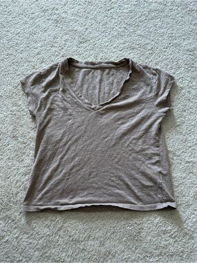 Women's V-Neck Short Sleeve Tee in Taupe